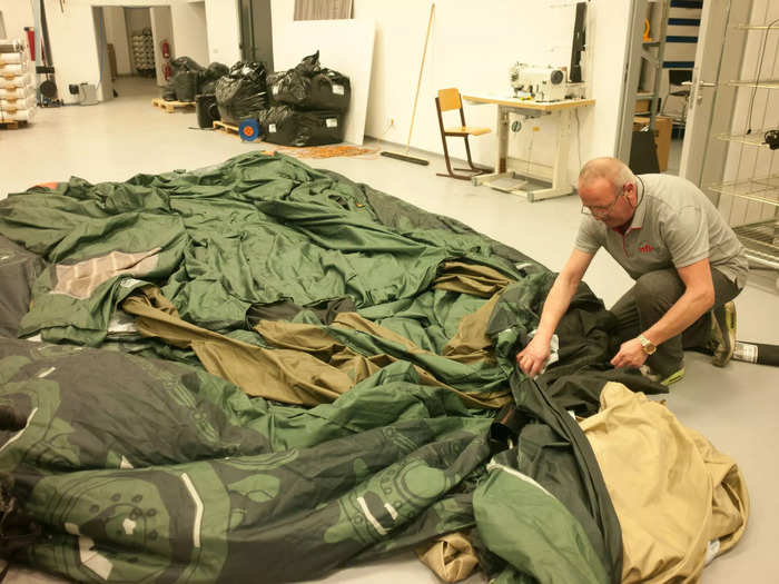 For an inflatable from Inflatech, it takes four soldiers 10 minutes to set up the decoy. Other inflatables can take up to 20 minutes to set up.