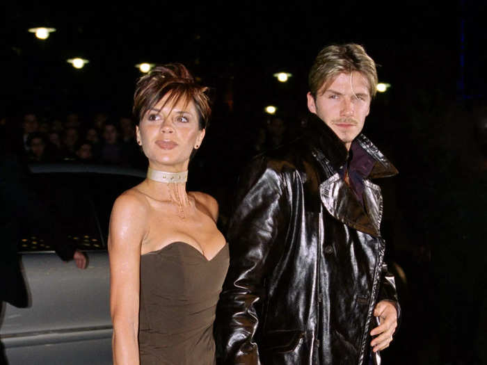 David wore a brown leather trench coat to a 2000 film premiere in London that subtly coordinated with Victoria