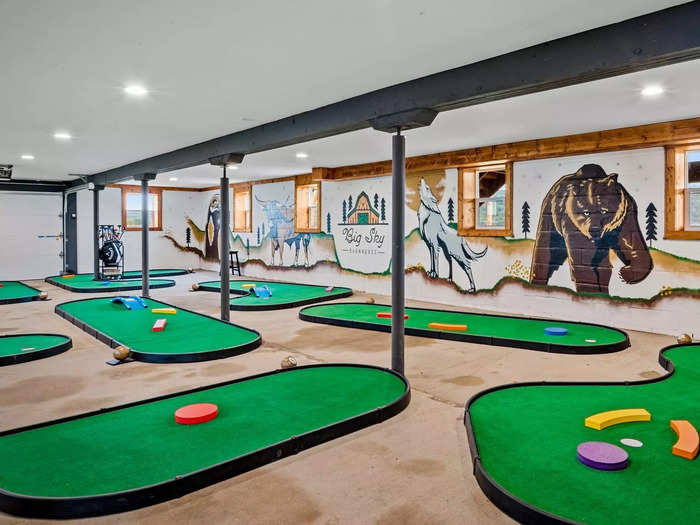 One of the main highlights of the Airbnb property is the entertainment room, which comes with arcade machines and a nine-hole mini golf course.