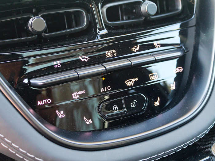 Buyers who don’t love the way touchscreens are invading new cars might enjoy the DBX707’s relatively analog controls. There’s a whole assortment of buttons for the heated seats, climate settings, and so on. 