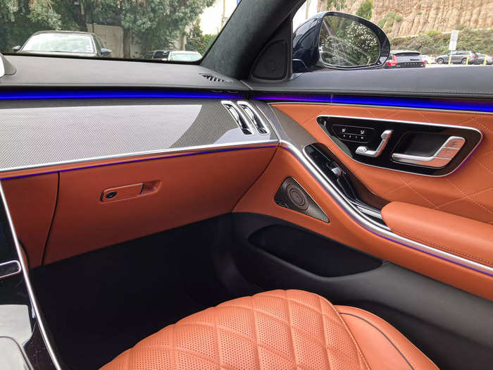 The S580e Mercedes lent me came decked out in rich leather and an interesting woven pattern on the dashboard. 