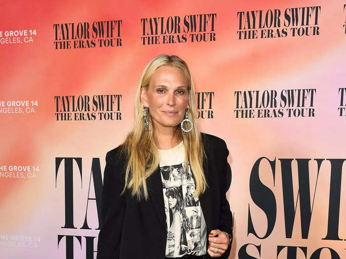 Model and actor Molly Sims wore her Taylor Swift shirt for the occasion.