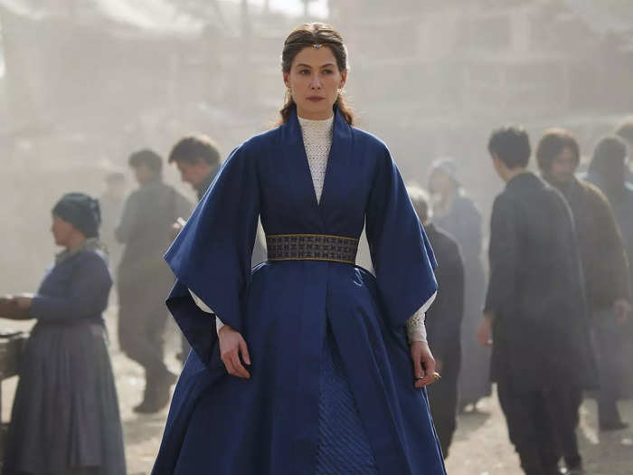 Moiraine wears blue for the first time in season two when she returns home to Cairhien.