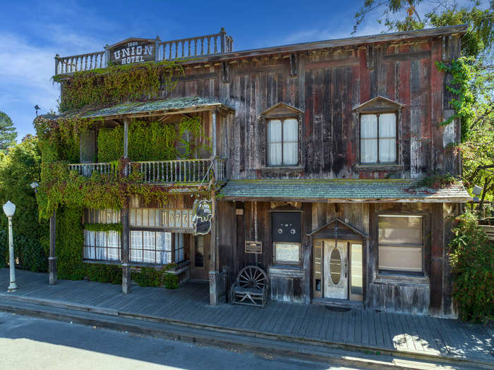 A former hotel in Los Alamos, California that featured in music videos by Paul McCartney, Jon Bon Jovi, and Michael Jackson has hit the market for $5.5 million.