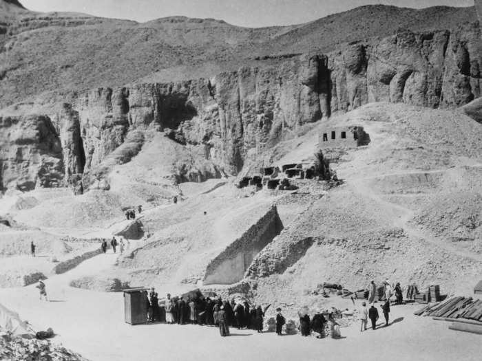 1925: A group of visitors arrives at the entrance of KV62, another name for King Tut