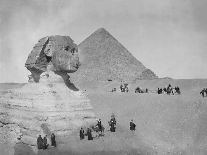 1923: American tourists visit the Great Sphinx and Great Pyramid of Giza.