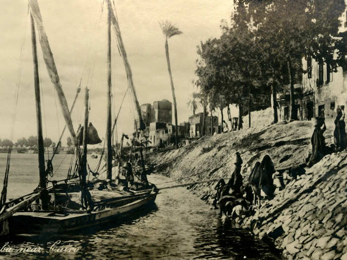 1918: A boat on the shores of Imbaba, an area of northern Giza.