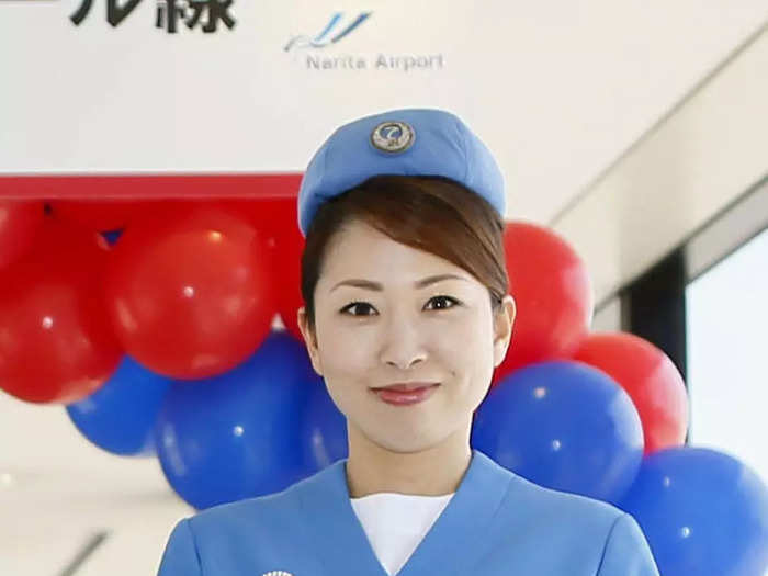 From 1967 to 1970, the uniform for Japan Airlines flight attendants included sky-blue blazers and matching knee-length skirts.