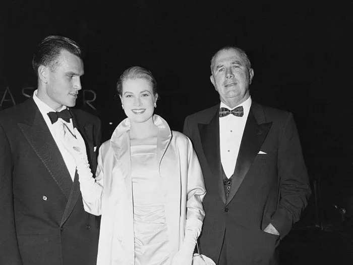 On December 15, 1954, Grace Kelly arrived at a premiere with her father and brother.