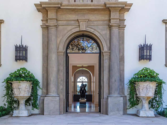 Former listing agent Barron N. Hilton told Insider that A-listers like Justin Bieber and Denzel Washington are among the celebrities that live in Beverly Park.