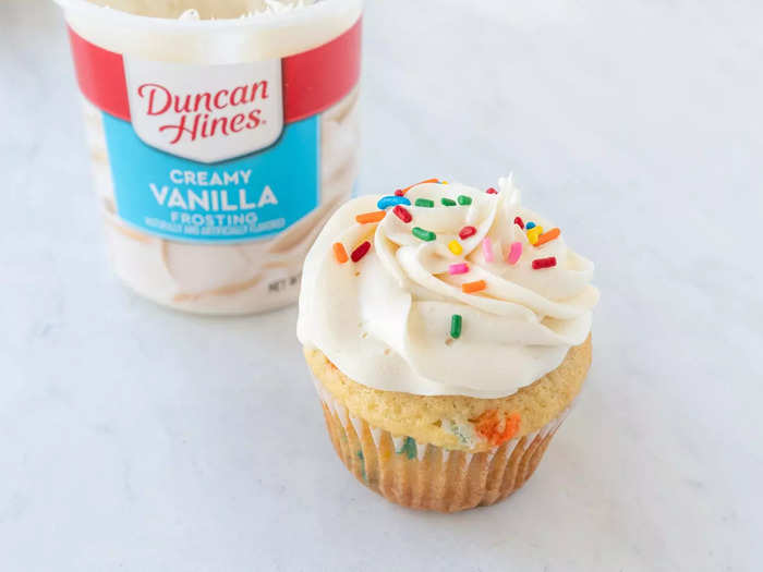 The Duncan Hines frosting piped well and had a good flavor.