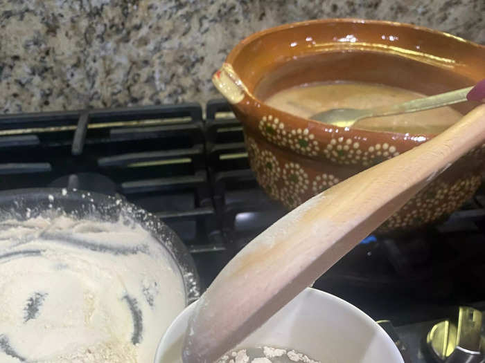 Next, take a mug with 1 cup of cold water and ¼ of flour at a time and mix it with a spoon until smooth. 