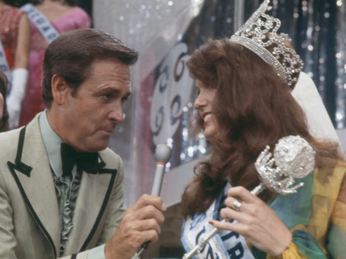 July 29, 1972: Kerry Anne Wells, the newly crowned Miss Universe, chats with longtime host Bob Barker.