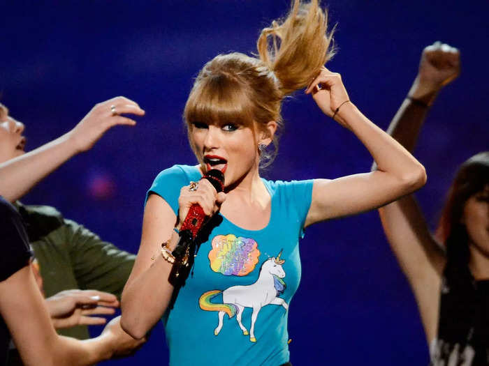 Taylor Swift performed at the 2013 Billboard Music Awards in an overly casual outfit.