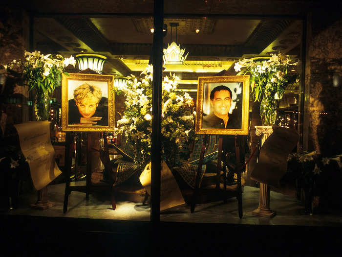 Portraits of the two were placed in the window, but not until almost a month later. 