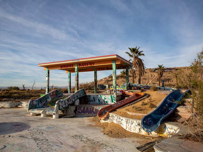 The place felt like a mirage. I spotted desert landscapes in every direction, with the park providing pops of color amid beige-toned scenery.