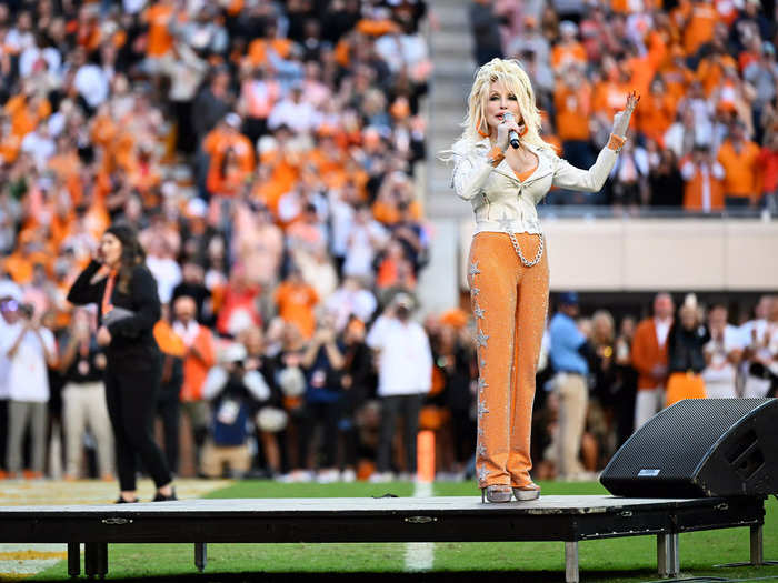 Parton supported the University of Tennessee with her game-day outfit a few days before her Thanksgiving performance. 