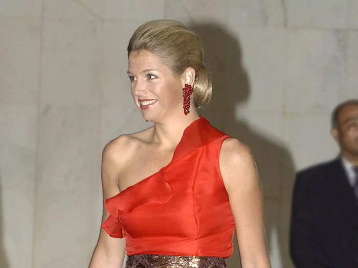 During a state visit to Brazil the following year, the princess wore a one-shoulder blouse with flared details and a floor-length, ruffled skirt with beaded red earrings.