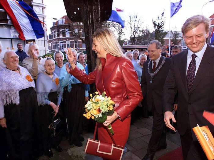 Greeting the public later that year, Máxima wore an all-red ensemble, which consisted of a leather jacket, a pencil skirt, and a matching clutch bag.