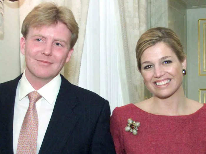 At a 2001 photo call for her engagement to Willem-Alexander, Máxima dressed in a simple red dress and accessorized with a floral brooch and earrings.
