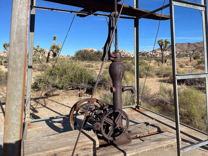 For example, I saw an old windmill with a water pump and reservoir. 