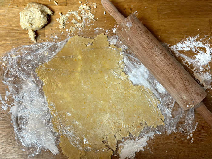 To make the pie cups, place parchment paper or cling wrap on a floured countertop then put approximately three-quarters of the pastry on top, before adding a second sheet of parchment or cling wrap. Then, roll until the pastry is about 3 millimeters thick.