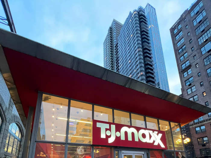 After a somewhat underwhelming experience in the suburbs, I visited TJ Maxx on 59th Street in Manhattan to see how the stores compared.