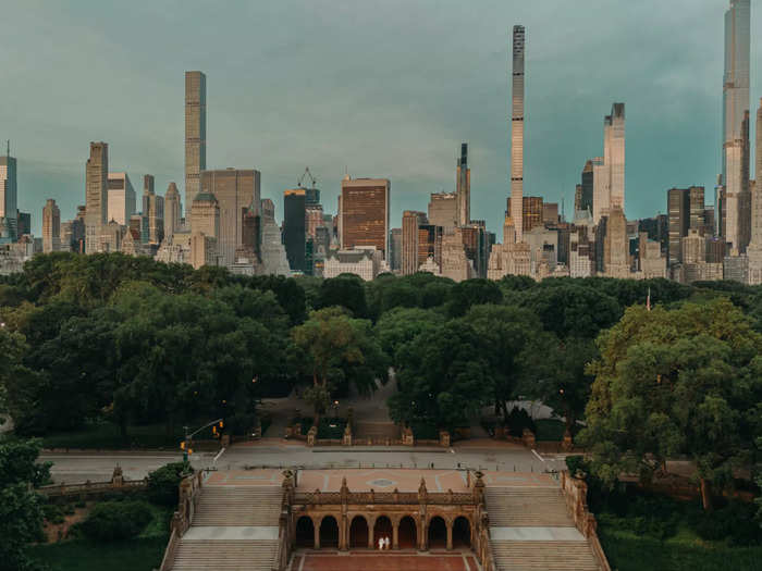 It might take a minute to tear your eyes from the New York City skyline to find the happy couple.