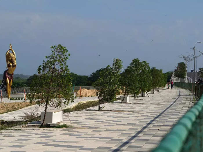 The statue is located along a waterfront promenade in Barranquilla.