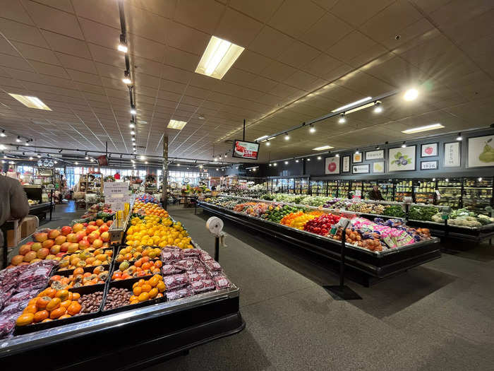 The produce aisles at Midwestern grocery stores like Sendik