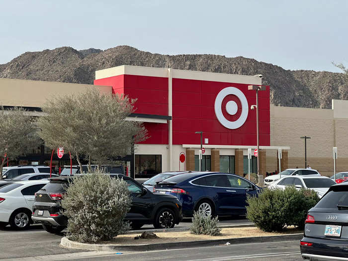 Most big-brand stores are only a mile away, making every day errands incredibly convenient.