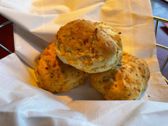 The Cheddar Bay Biscuits were as good as I remembered.