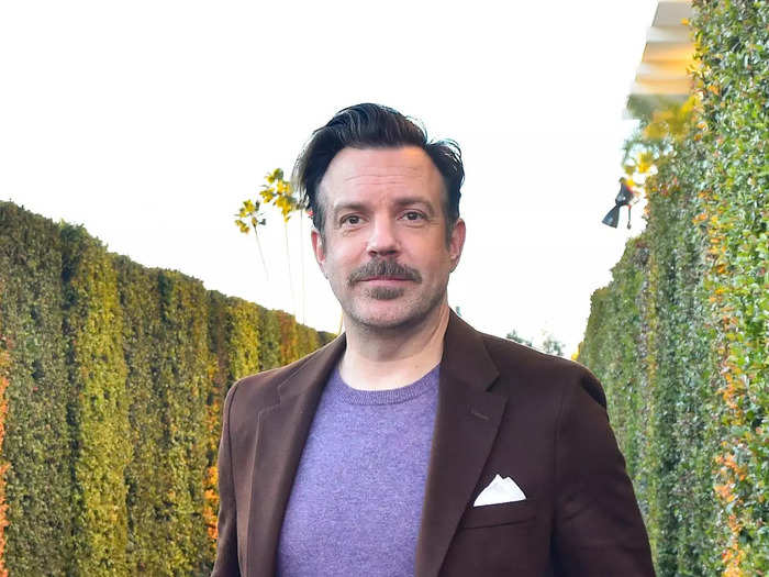 Jason Sudeikis looked underdressed on the Golden Globes red carpet. 