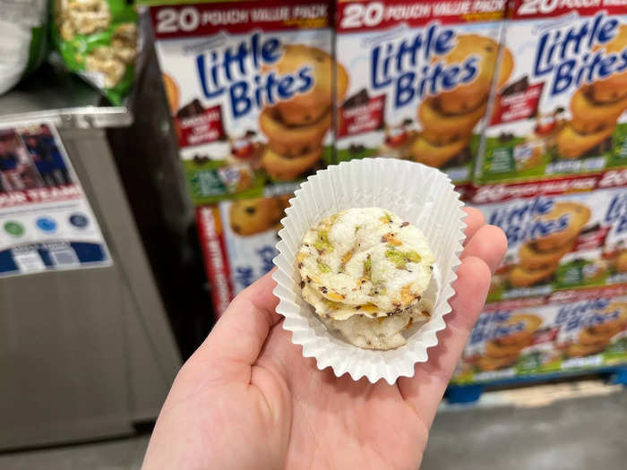 The samples were plentiful, with Costco employees handing out veggie crisps, granola-bar pieces, and cups of sparkling water.