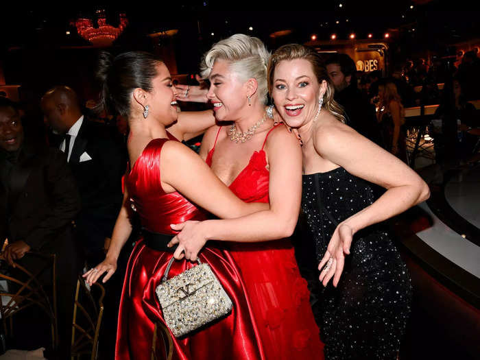 Elizabeth Banks photobombed Selena Gomez and Florence Pugh.