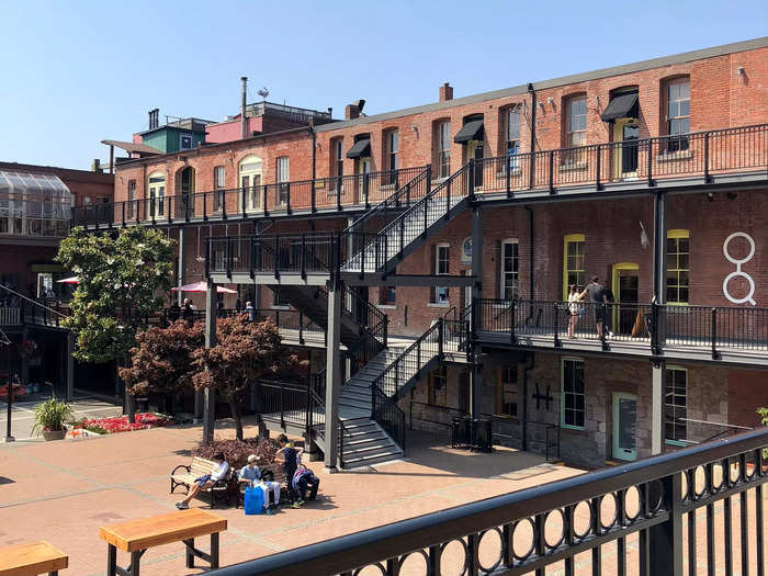 After brunch, my friend and I wander through Market Square. 