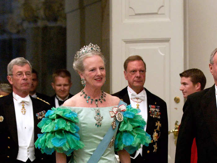 In 2004, Margrethe wore a dress with green-and-blue ruffled sleeves and a blue sash.