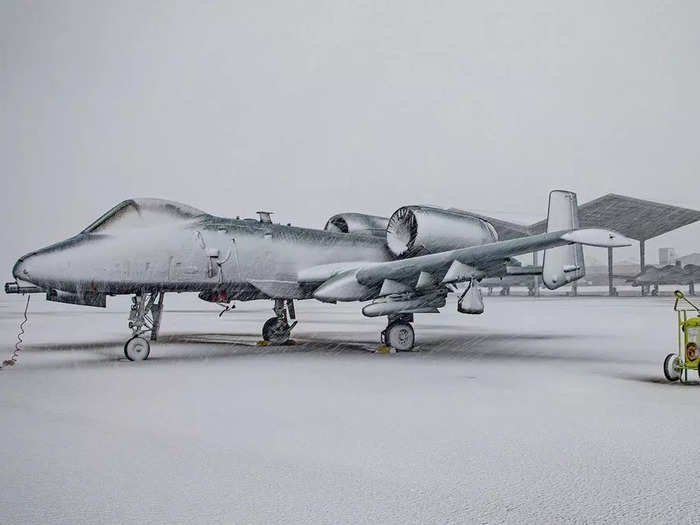 An aircraft sketch on the flight line