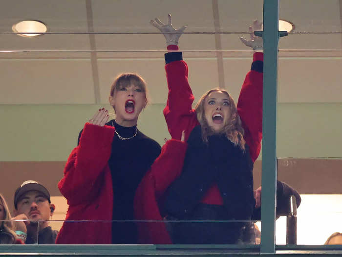 Swift wore a black turtleneck and a red teddy coat in Green Bay, Wisconsin.