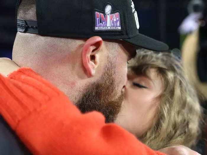 The couple shared a sweet kiss while surrounded by other people.