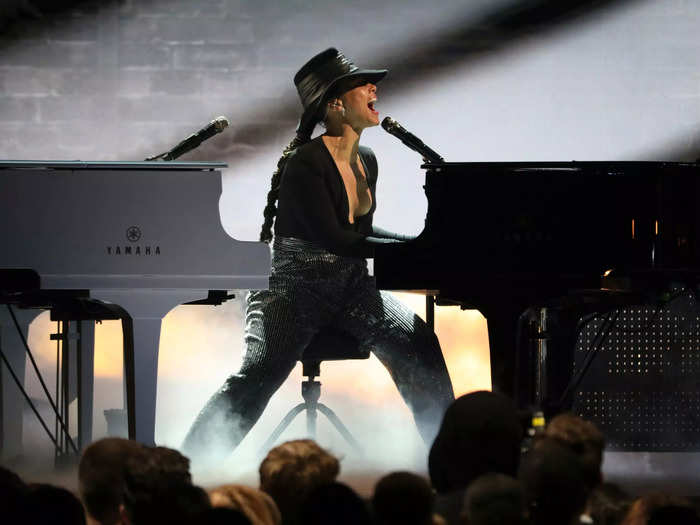 Alicia Keys played two pianos simultaneously at the 2019 Grammys, and the audience went wild.