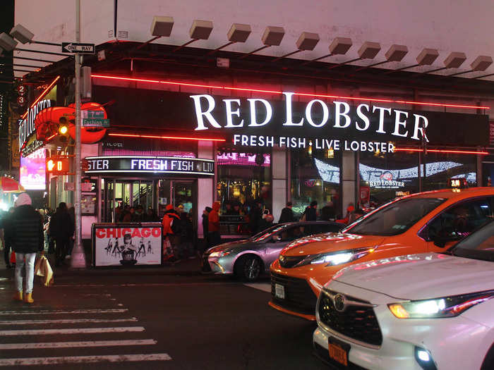 A friend and I dined at Red Lobster in the heart of Times Square on a Saturday night. It was my first time eating at the chain.