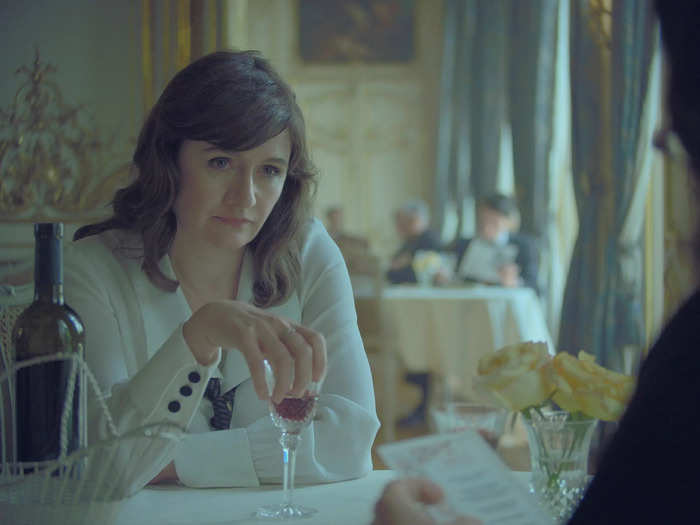 Emily Mortimer plays Elsa Lombardi, a confidant of Chanel, based on Vera Bate Lombardi, who denounced her as a Nazi informer.