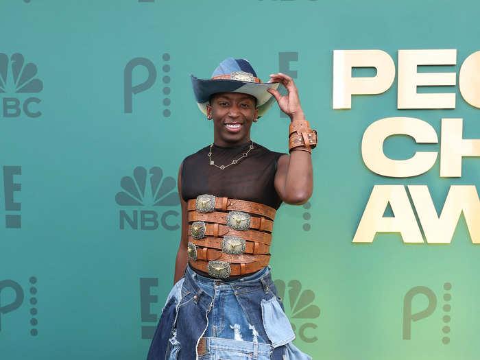 Markell Washington showed up in an outfit adorned with belts and mismatched denim.