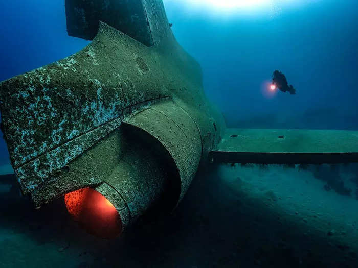 This photographer used a lamp to simulate an active engine in this plane under the sea.