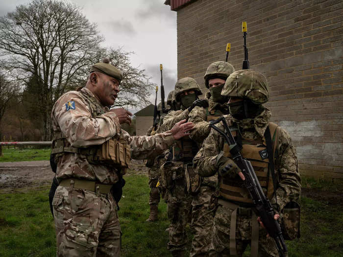 Ukrainian soldiers are sent to the UK for training. 