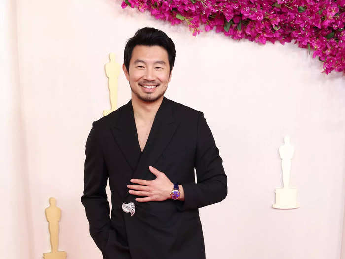 Simu Liu took a cue from his costars, donning an all-black look for the Oscars.