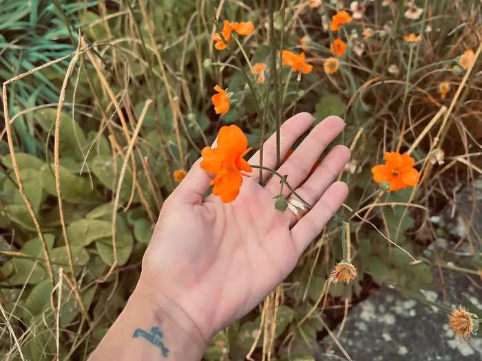 September 2022: Mendes reveals a tattoo on her left wrist that reads "de Gosling."