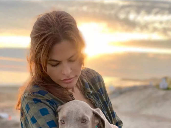 July 2019: Mendes and Gosling adopt a puppy together.