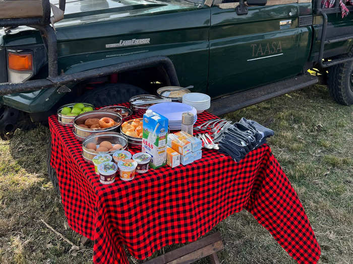 On the mornings with an early safari, we had a simple breakfast next to our Land Cruiser.